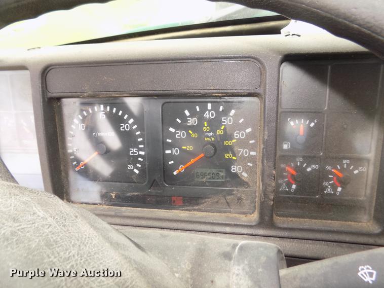 image for item DB8694 2001 Volvo VNL semi truck