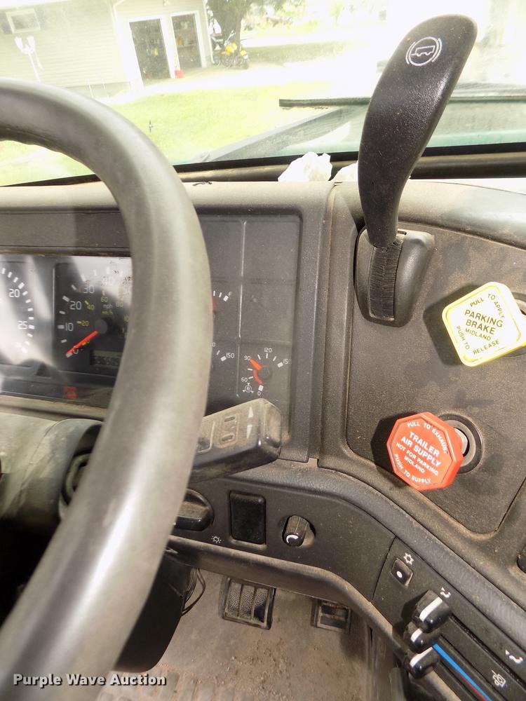 image for item DB8694 2001 Volvo VNL semi truck