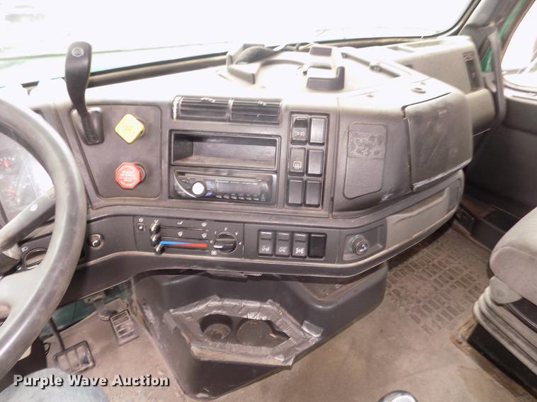 image for item DB8694 2001 Volvo VNL semi truck