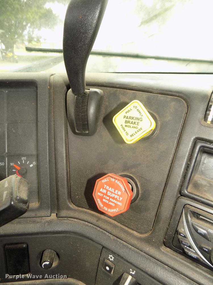 image for item DB8694 2001 Volvo VNL semi truck