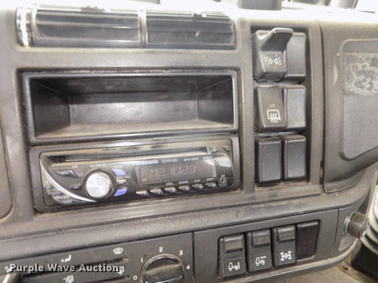 image for item DB8694 2001 Volvo VNL semi truck