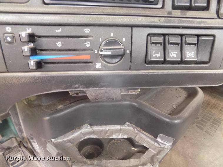 image for item DB8694 2001 Volvo VNL semi truck