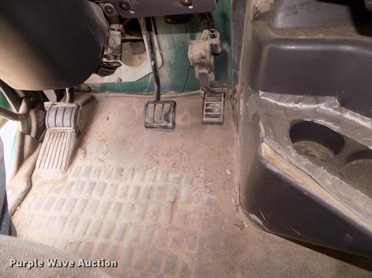 image for item DB8694 2001 Volvo VNL semi truck