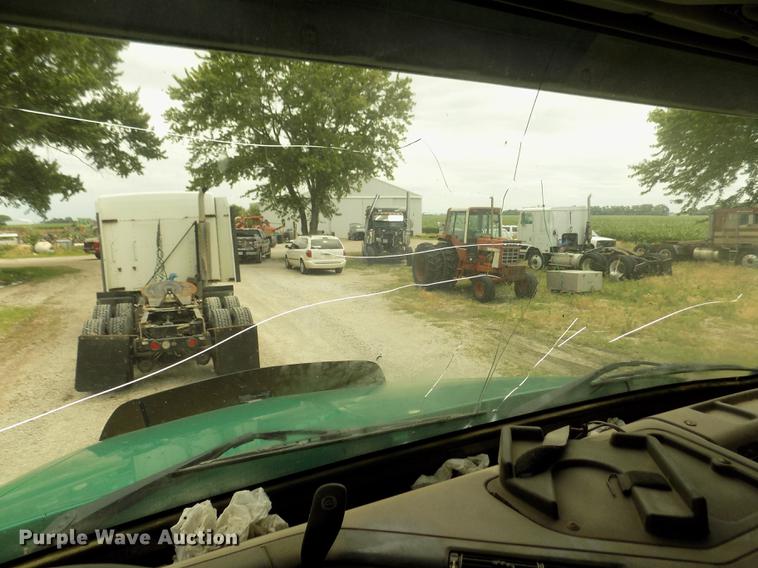 image for item DB8694 2001 Volvo VNL semi truck