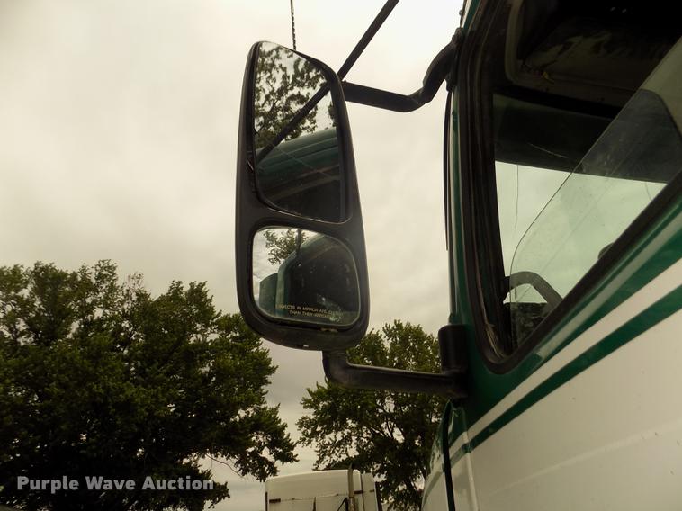 image for item DB8694 2001 Volvo VNL semi truck