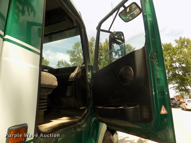 image for item DB8694 2001 Volvo VNL semi truck