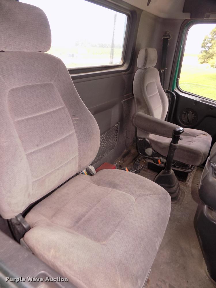 image for item DB8694 2001 Volvo VNL semi truck