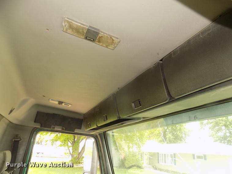 image for item DB8694 2001 Volvo VNL semi truck