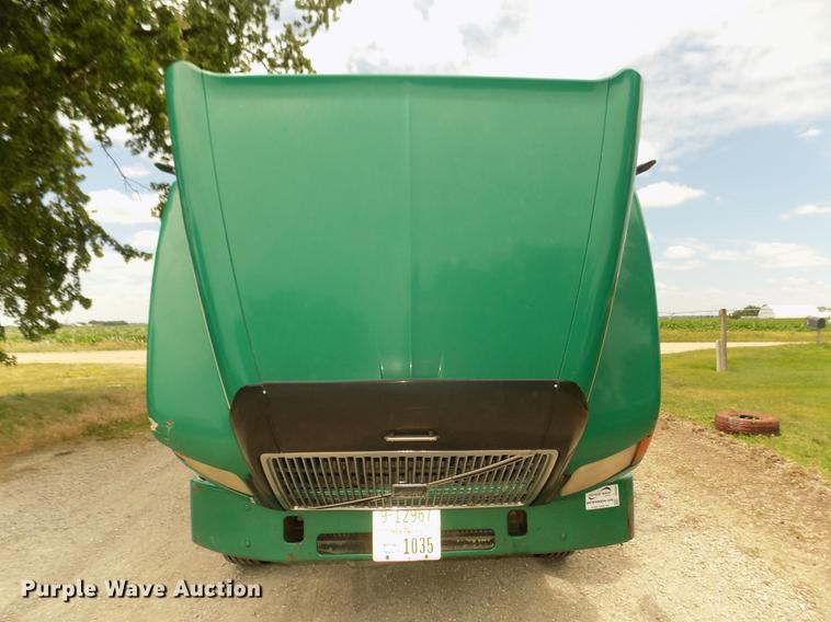 image for item DB8694 2001 Volvo VNL semi truck