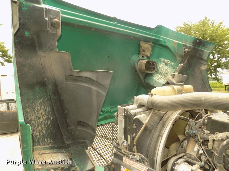 image for item DB8694 2001 Volvo VNL semi truck