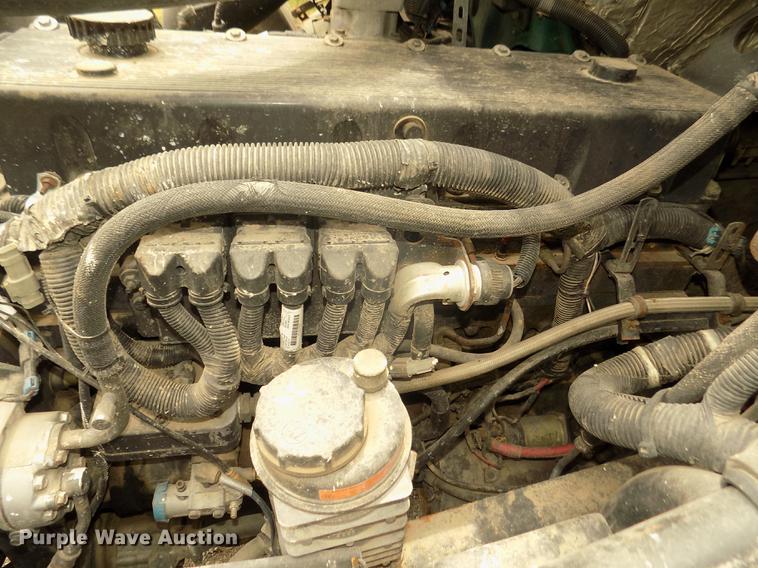 image for item DB8694 2001 Volvo VNL semi truck