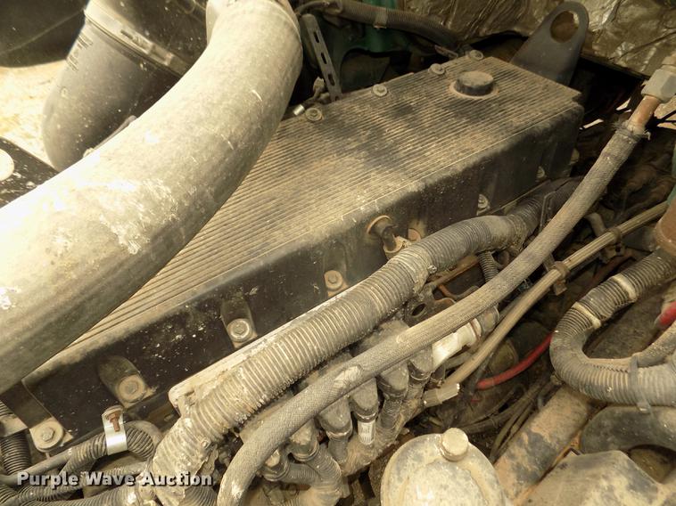 image for item DB8694 2001 Volvo VNL semi truck