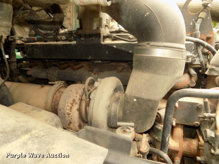 image for item DB8694 2001 Volvo VNL semi truck