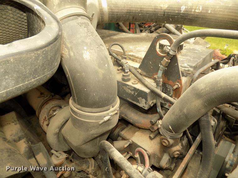 image for item DB8694 2001 Volvo VNL semi truck