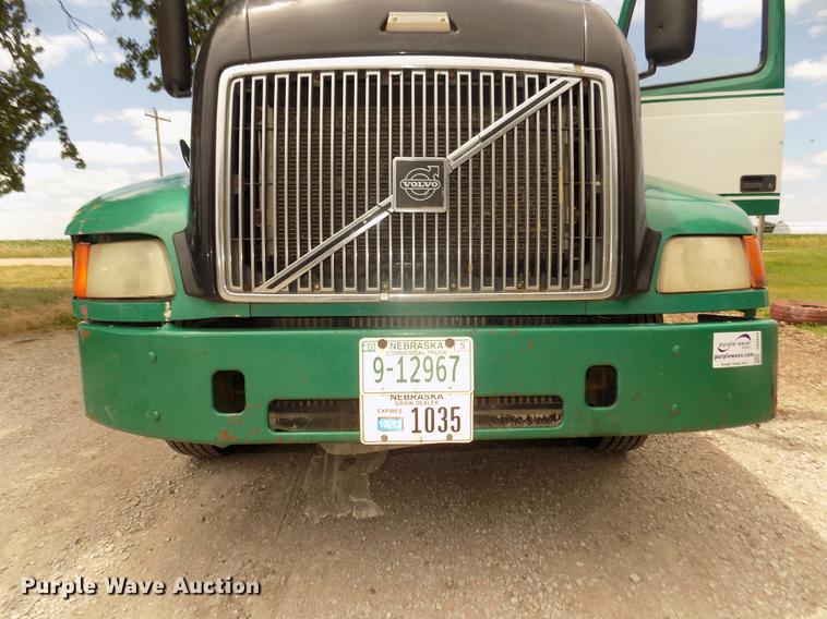 image for item DB8694 2001 Volvo VNL semi truck
