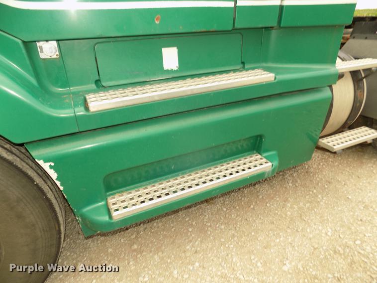 image for item DB8694 2001 Volvo VNL semi truck