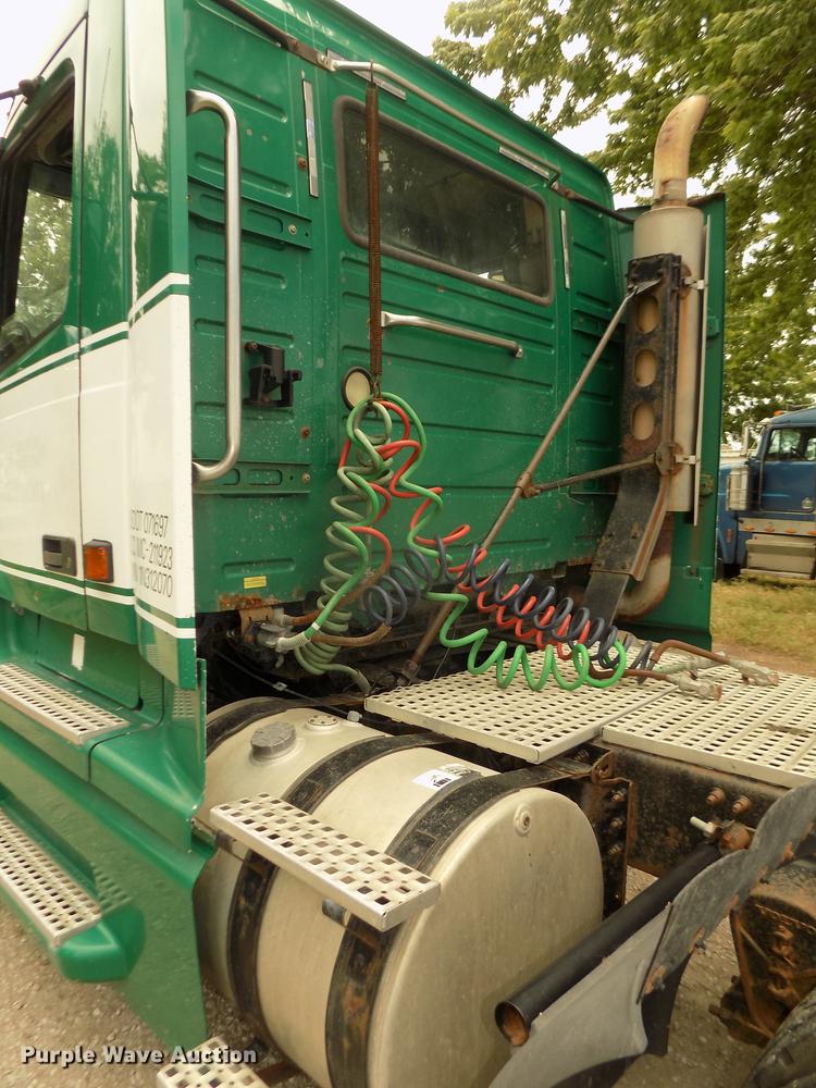 image for item DB8694 2001 Volvo VNL semi truck