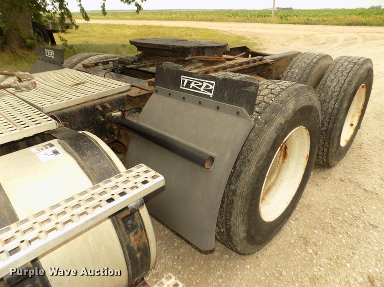 image for item DB8694 2001 Volvo VNL semi truck