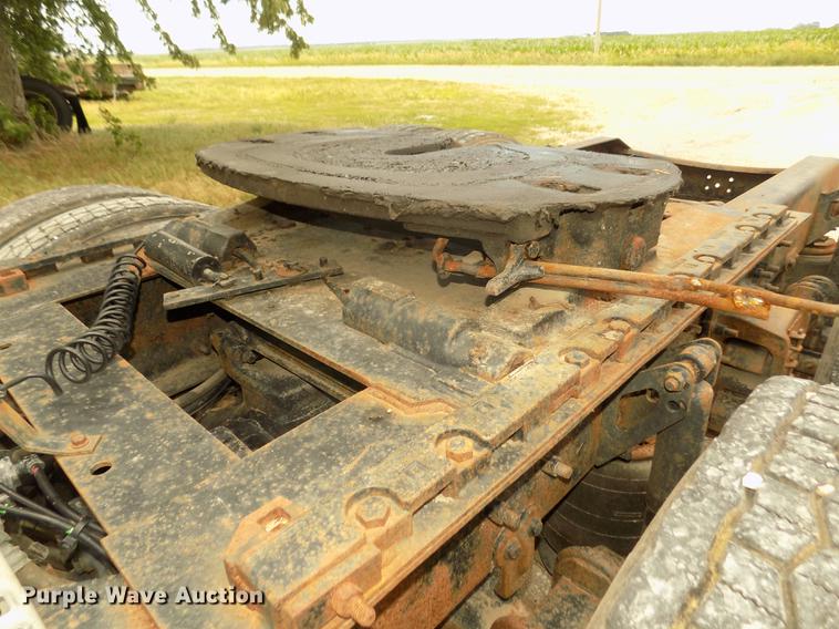 image for item DB8694 2001 Volvo VNL semi truck