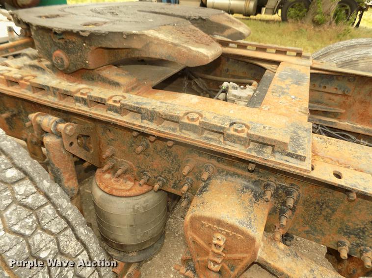 image for item DB8694 2001 Volvo VNL semi truck