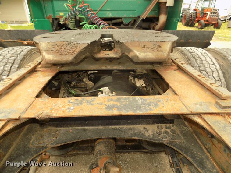 image for item DB8694 2001 Volvo VNL semi truck