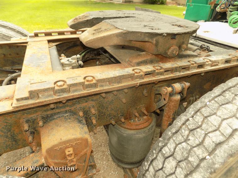 image for item DB8694 2001 Volvo VNL semi truck