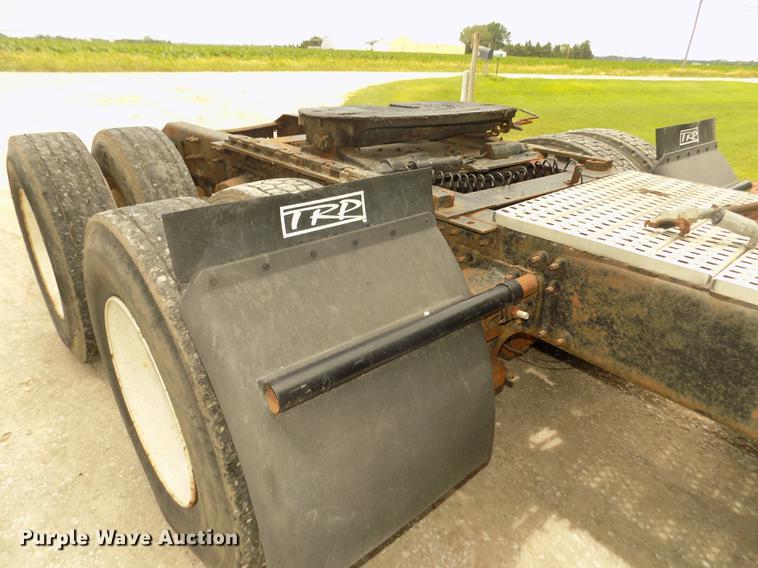 image for item DB8694 2001 Volvo VNL semi truck