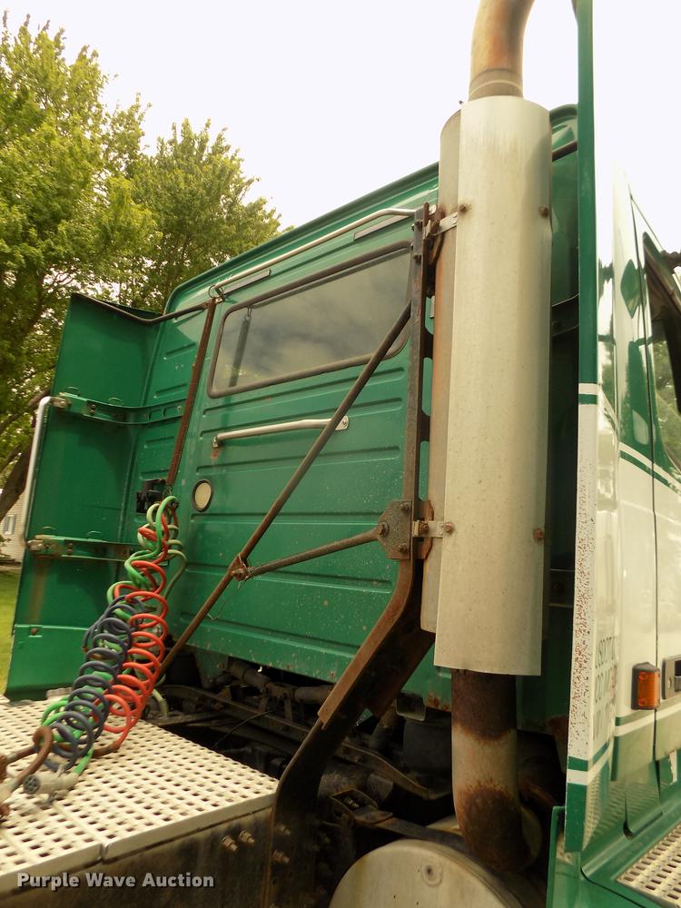 image for item DB8694 2001 Volvo VNL semi truck