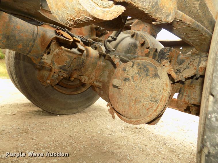 image for item DB8694 2001 Volvo VNL semi truck