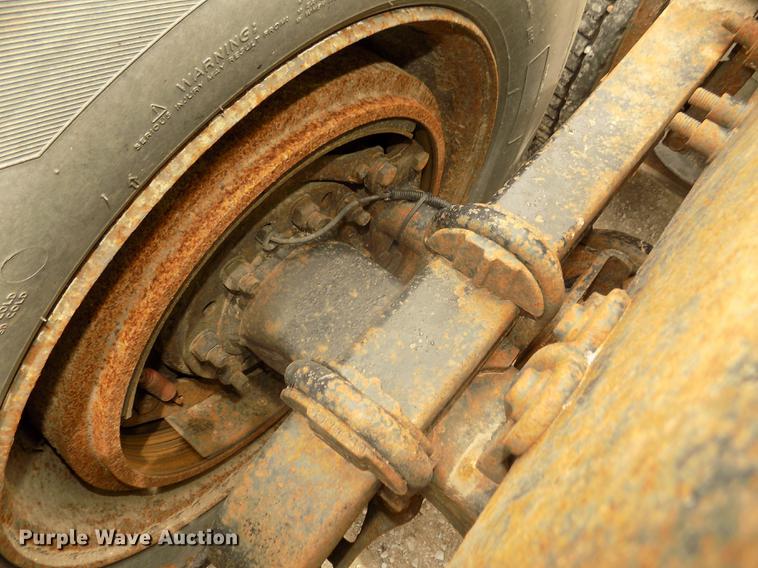 image for item DB8694 2001 Volvo VNL semi truck