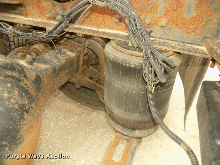 image for item DB8694 2001 Volvo VNL semi truck