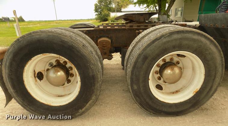 image for item DB8694 2001 Volvo VNL semi truck