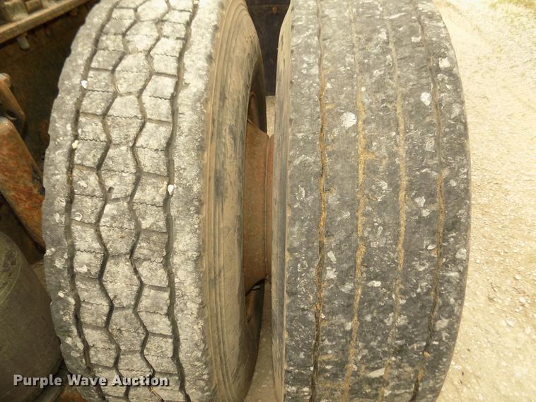 image for item DB8694 2001 Volvo VNL semi truck