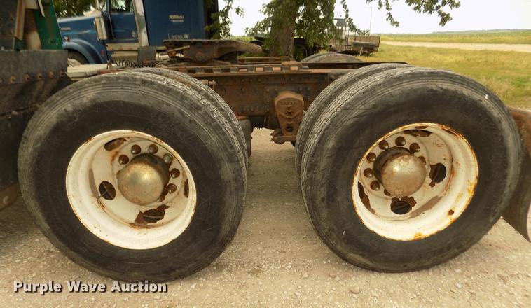 image for item DB8694 2001 Volvo VNL semi truck