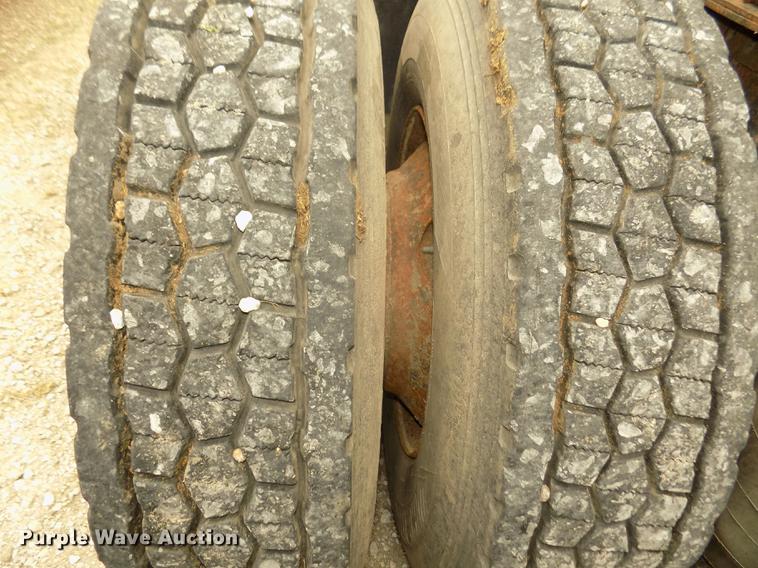 image for item DB8694 2001 Volvo VNL semi truck