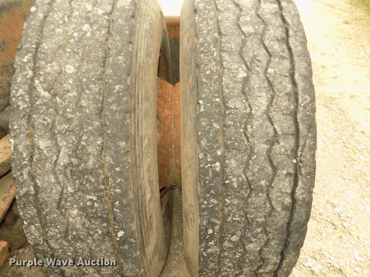 image for item DB8694 2001 Volvo VNL semi truck