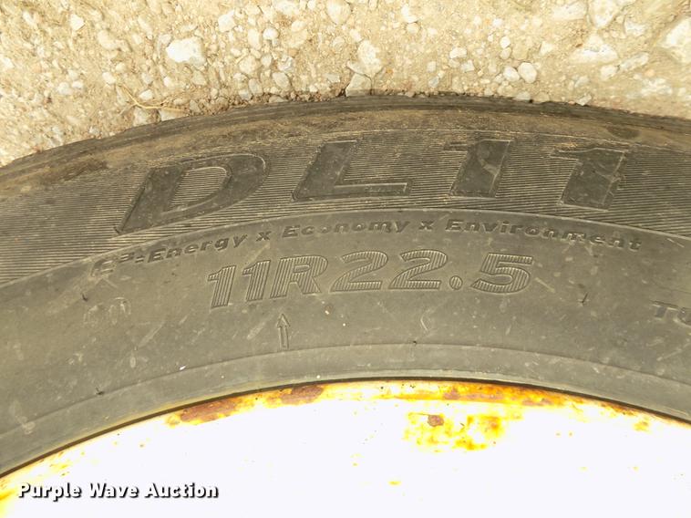 image for item DB8694 2001 Volvo VNL semi truck