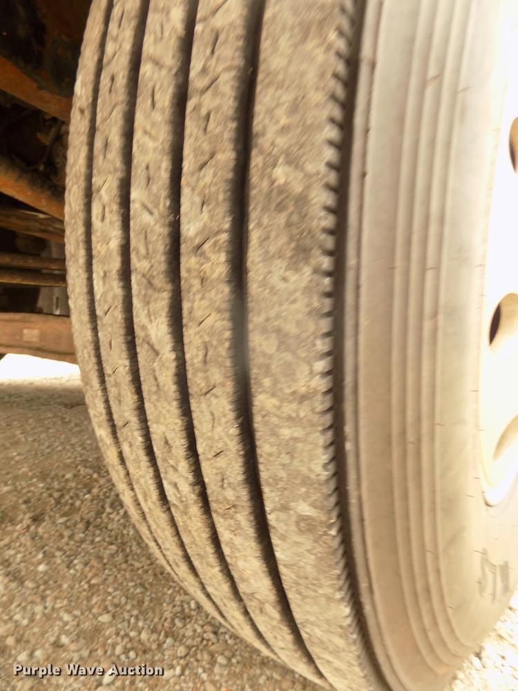 image for item DB8694 2001 Volvo VNL semi truck