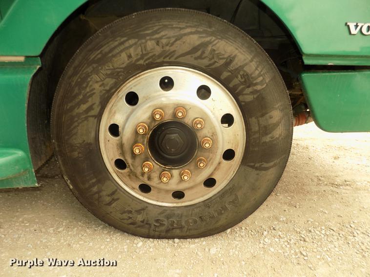 image for item DB8694 2001 Volvo VNL semi truck