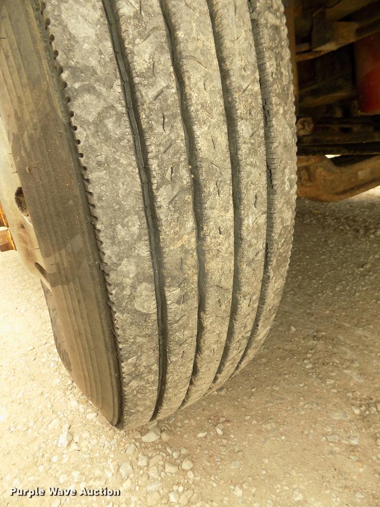 image for item DB8694 2001 Volvo VNL semi truck