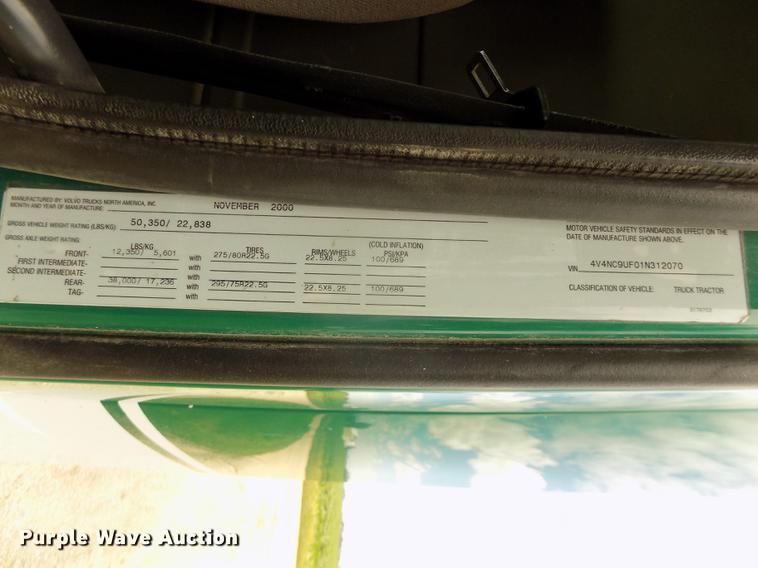 image for item DB8694 2001 Volvo VNL semi truck