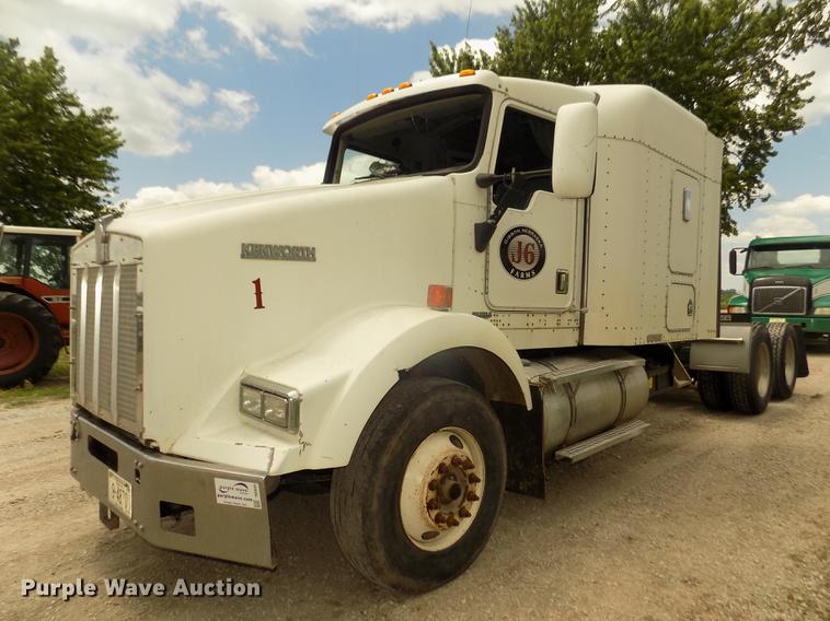 image for item DB8695 1996 Kenworth T800B semi truck