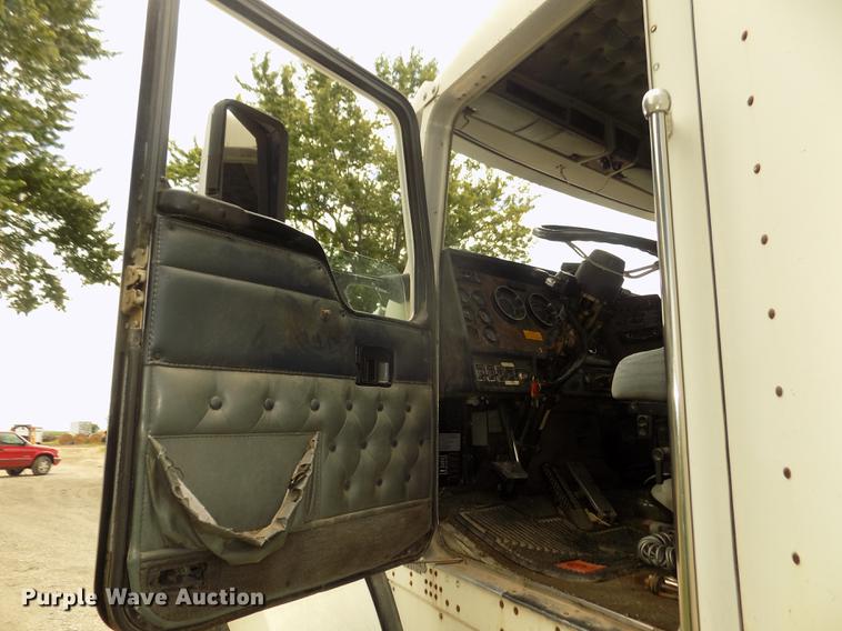 image for item DB8695 1996 Kenworth T800B semi truck