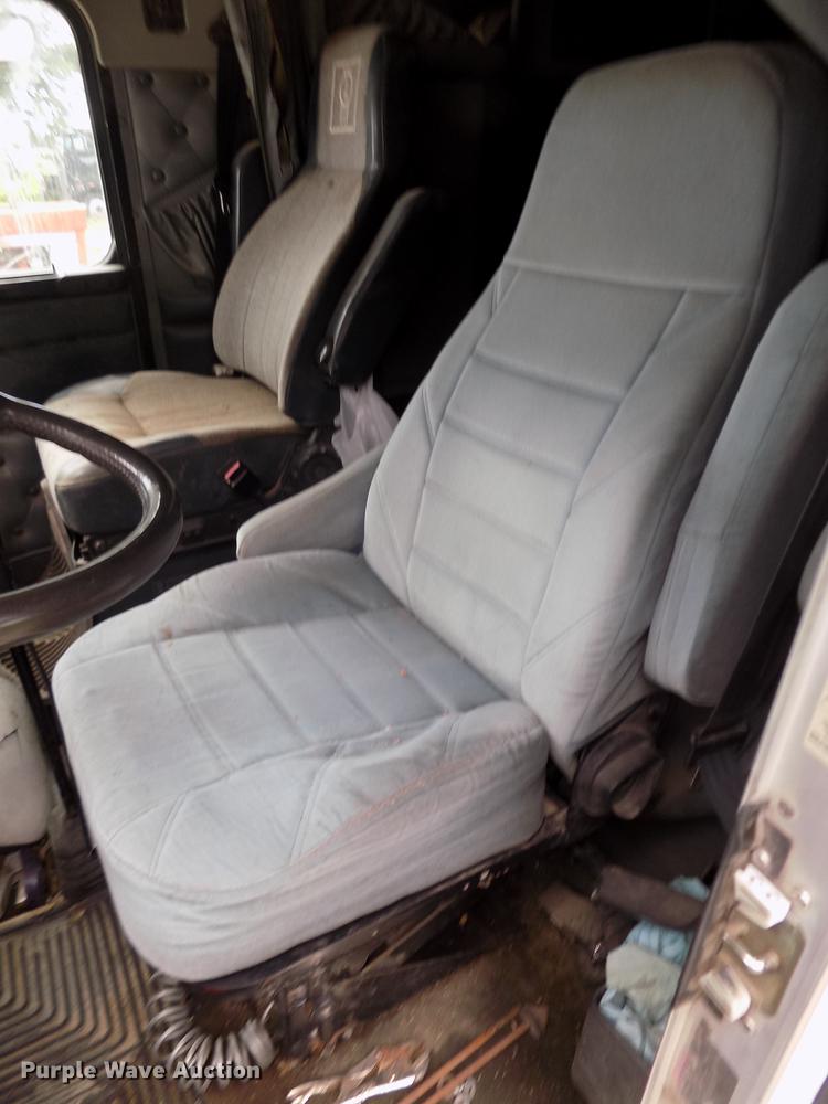 image for item DB8695 1996 Kenworth T800B semi truck