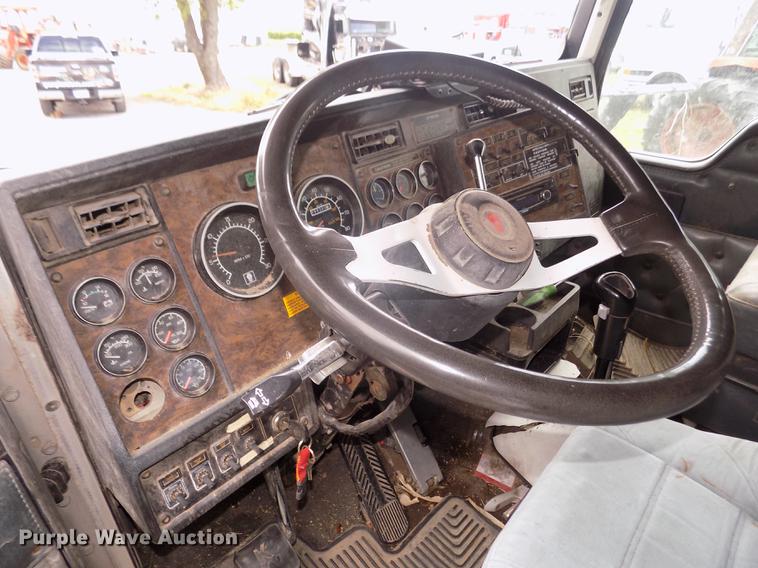 image for item DB8695 1996 Kenworth T800B semi truck