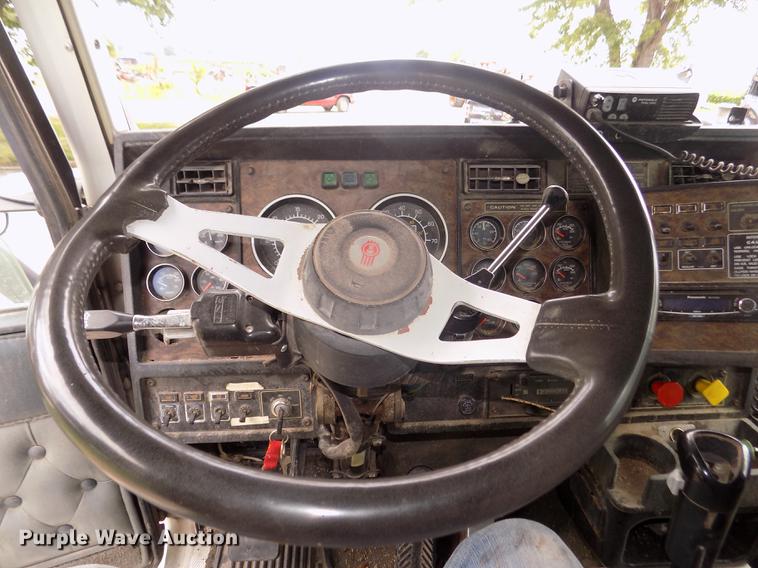 image for item DB8695 1996 Kenworth T800B semi truck