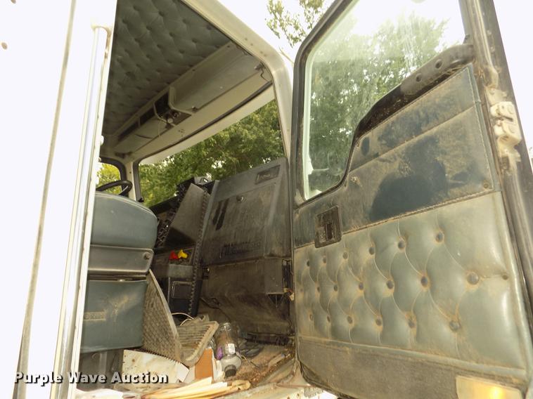 image for item DB8695 1996 Kenworth T800B semi truck