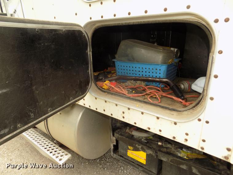 image for item DB8695 1996 Kenworth T800B semi truck