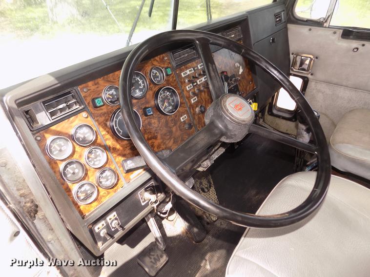 image for item DD2759 1989 Kenworth T400 semi truck