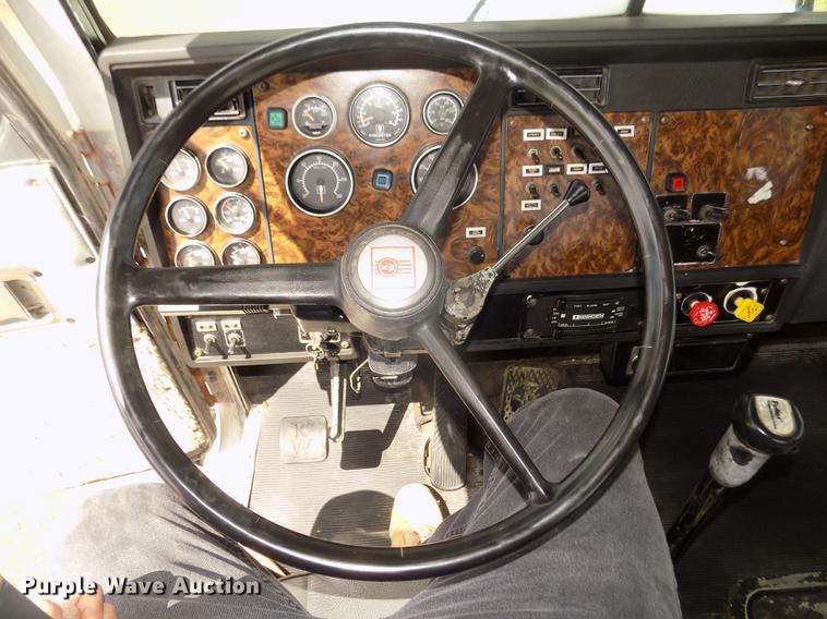 image for item DD2759 1989 Kenworth T400 semi truck